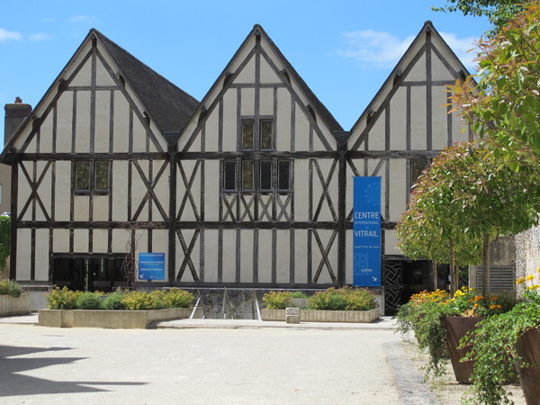 75-musee-de-vitrail-exterieur.jpg
