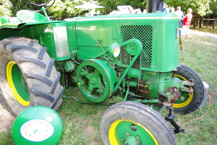 musee-machinisme-agricole-de-salviac-tracteur-vert.jpg