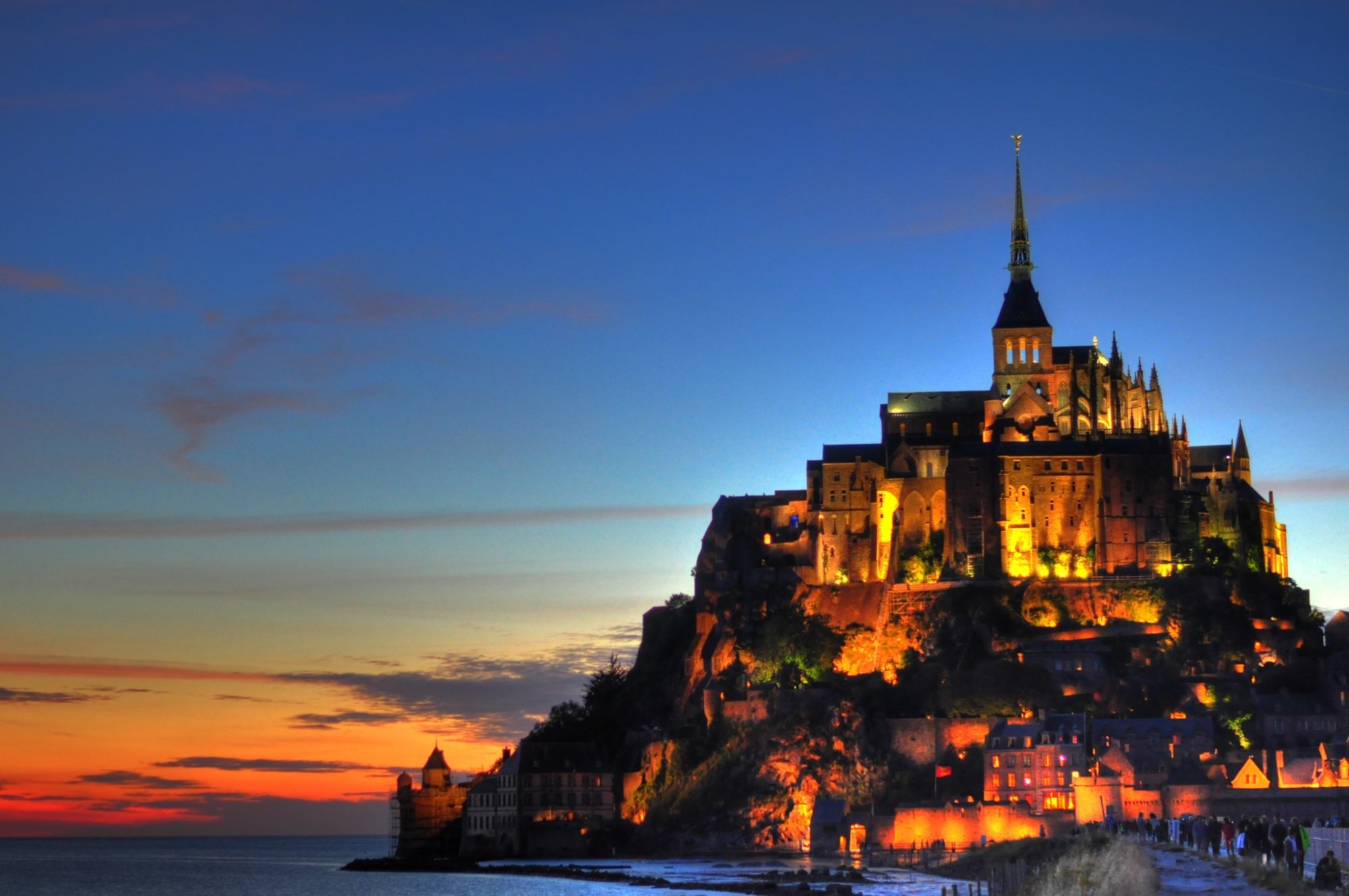 mont-saint-michel-vue-de-nuit.jpg