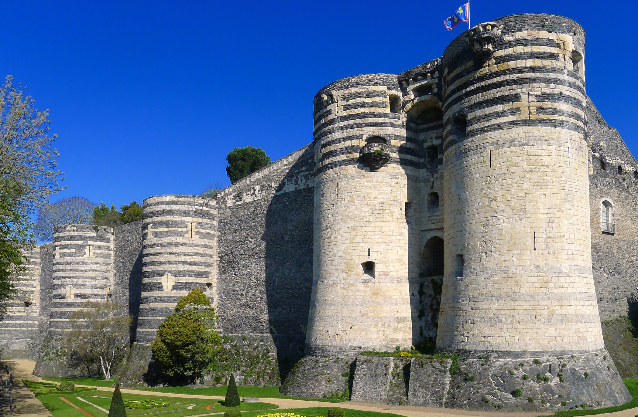 60-chateau-d-angers-facade-maine-et-loire.jpg