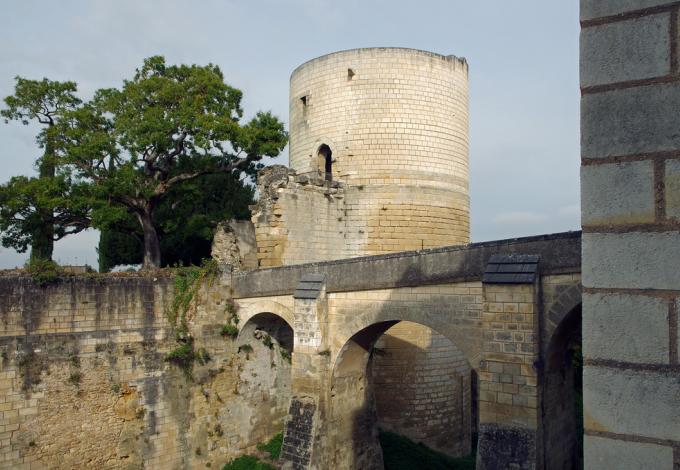 Forteresse-de-chinon-donjon-et-pont.jpg