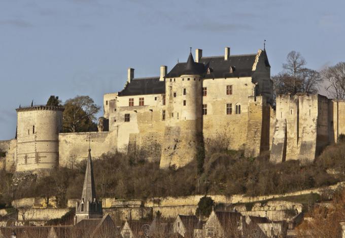 forteresse-de-chinon-vue-depuis-la-vienne.jpg