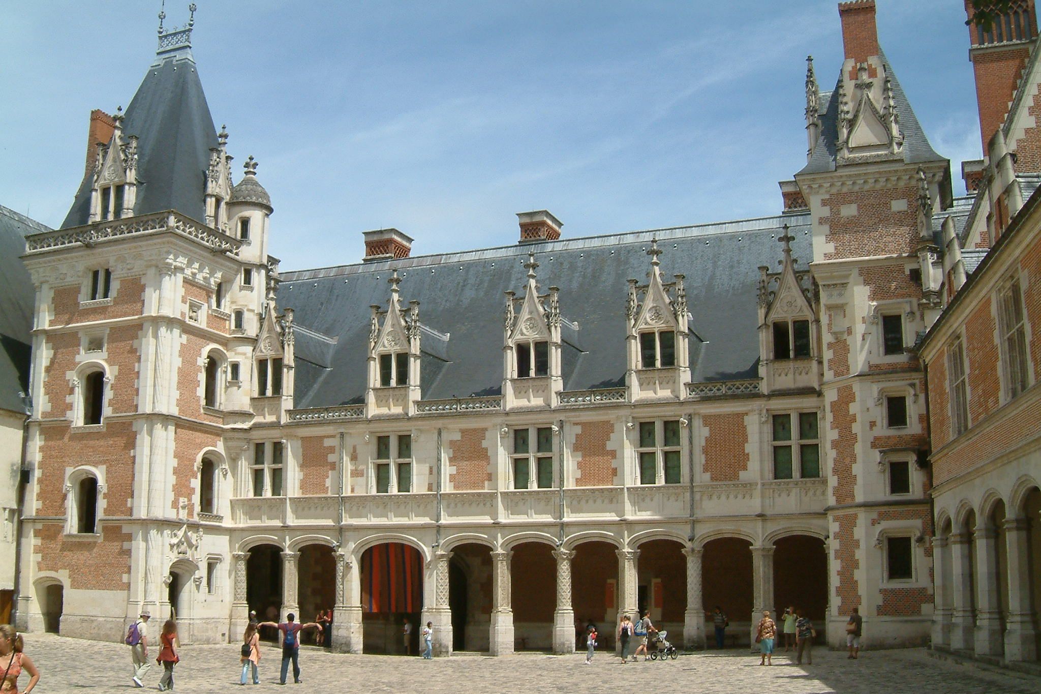  chateau-blois-aile-louisxii.jpg