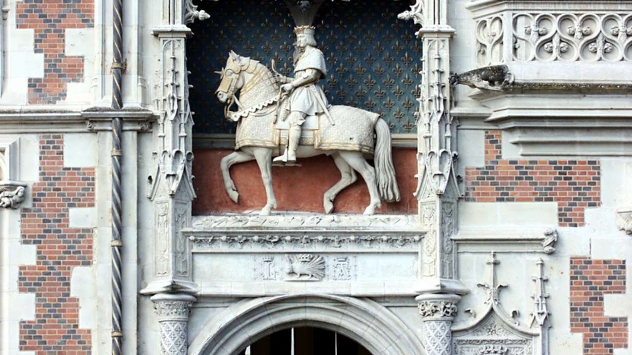  chateau-blois-porche-d-entree-aile-louis-xii.jpg