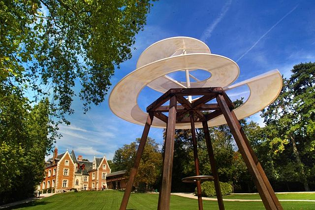 83-chateau-du-clos-luce-reproduction-helicoptere-leonard-de-vinci.jpg