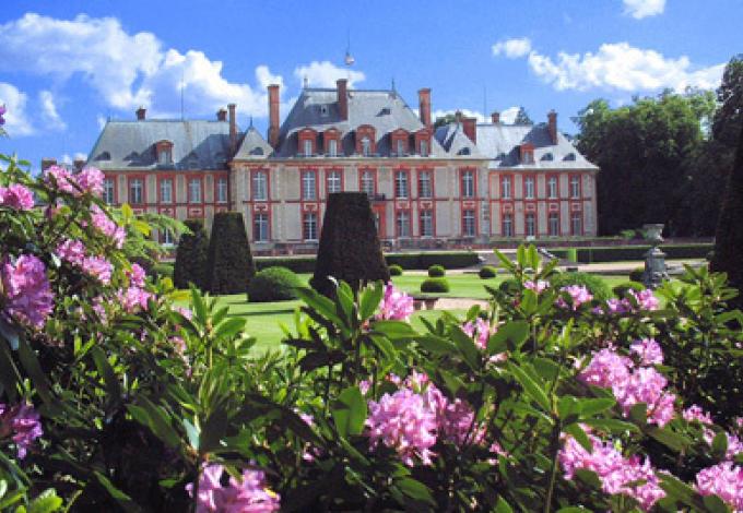 105-chateau-de-breteuil-facade-nord-au-printemps.jpg