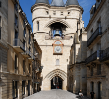 130-bordeaux_-_rue_saint-james._la_grosse_cloche_et_son_parvis,_mosaique_par_danielle_justes.png