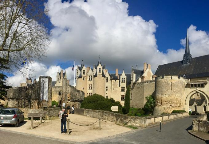 115-chateau-montreuill-belay-vu-de-la-ville.jpg