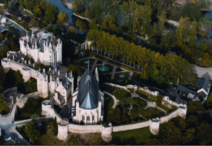 chateau-montreuil-belay-vue-aerienne.png