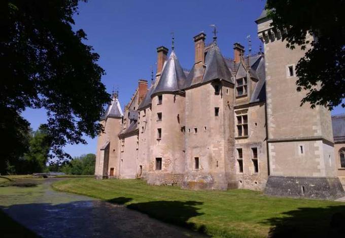 219-chateau-meillant-cher-facade-medievale.jpg