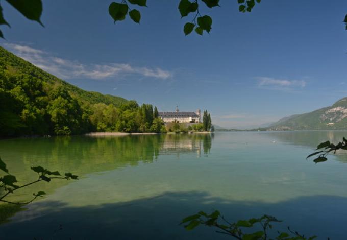 220-abbaye-d'hautecombe-vue-du-lac.jpg