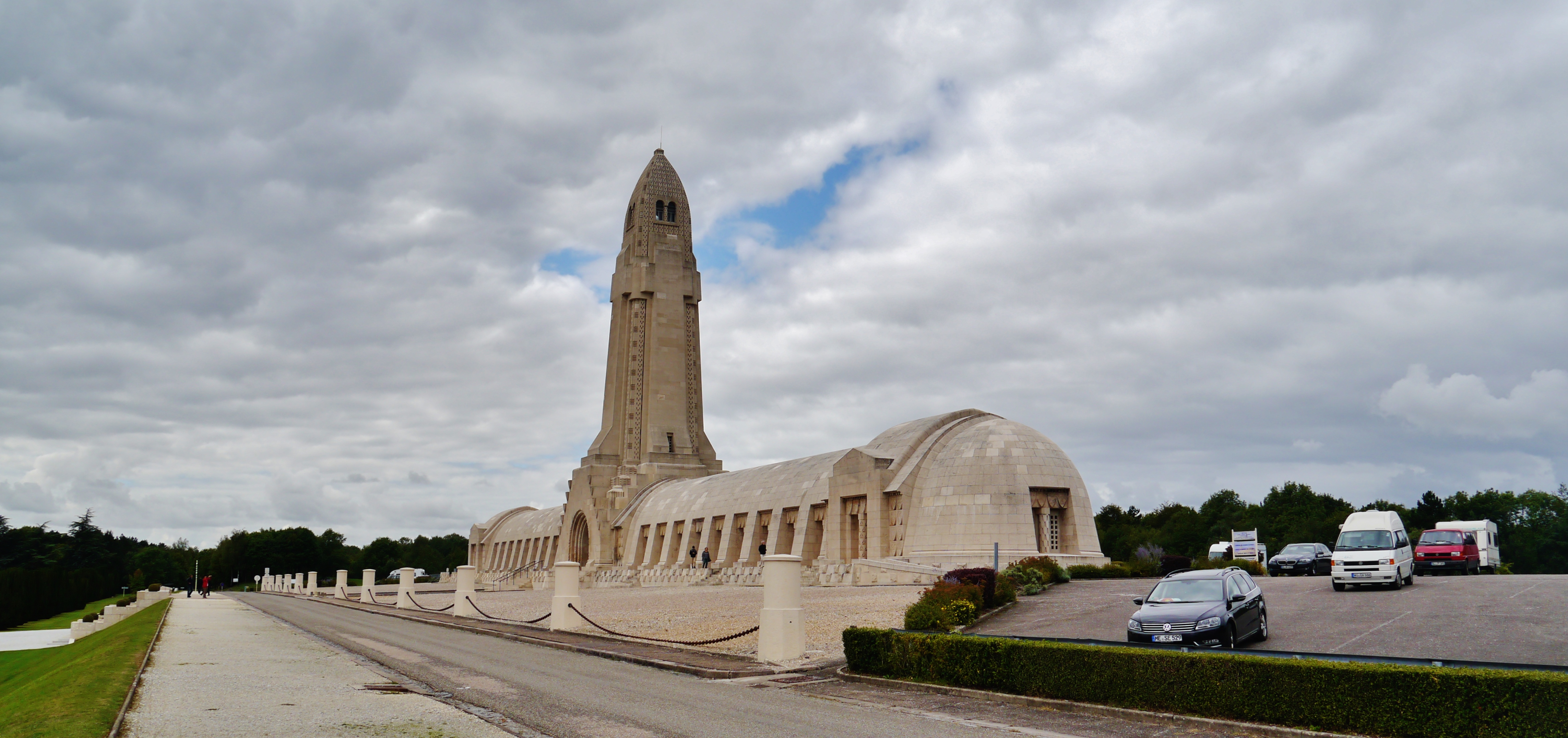 303-douaumont_ossuaire.jpg