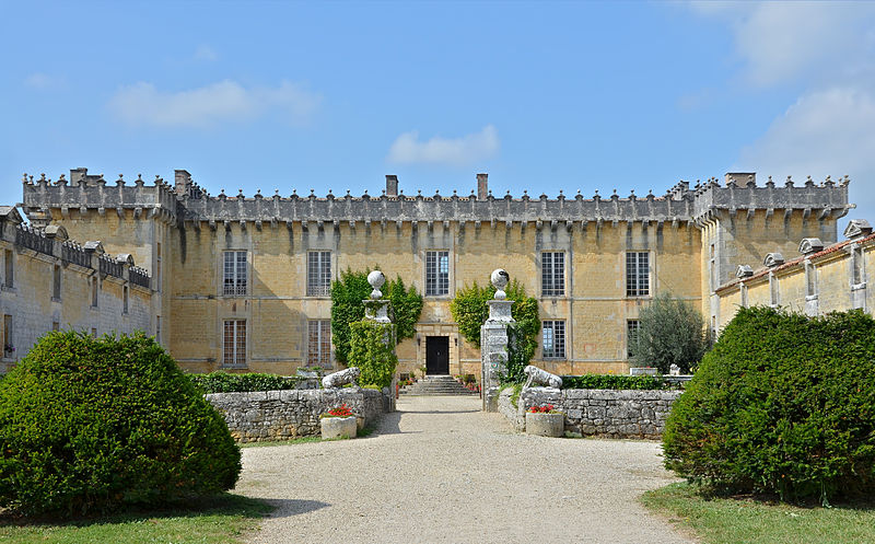 405-cherves-richemont_16_chateau_chesnel_entree_cour.jpg