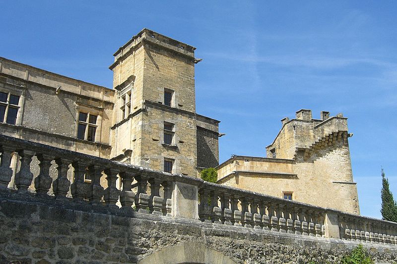 669-chateau-renaissance-a-lourmarin-vaucluse.jpg