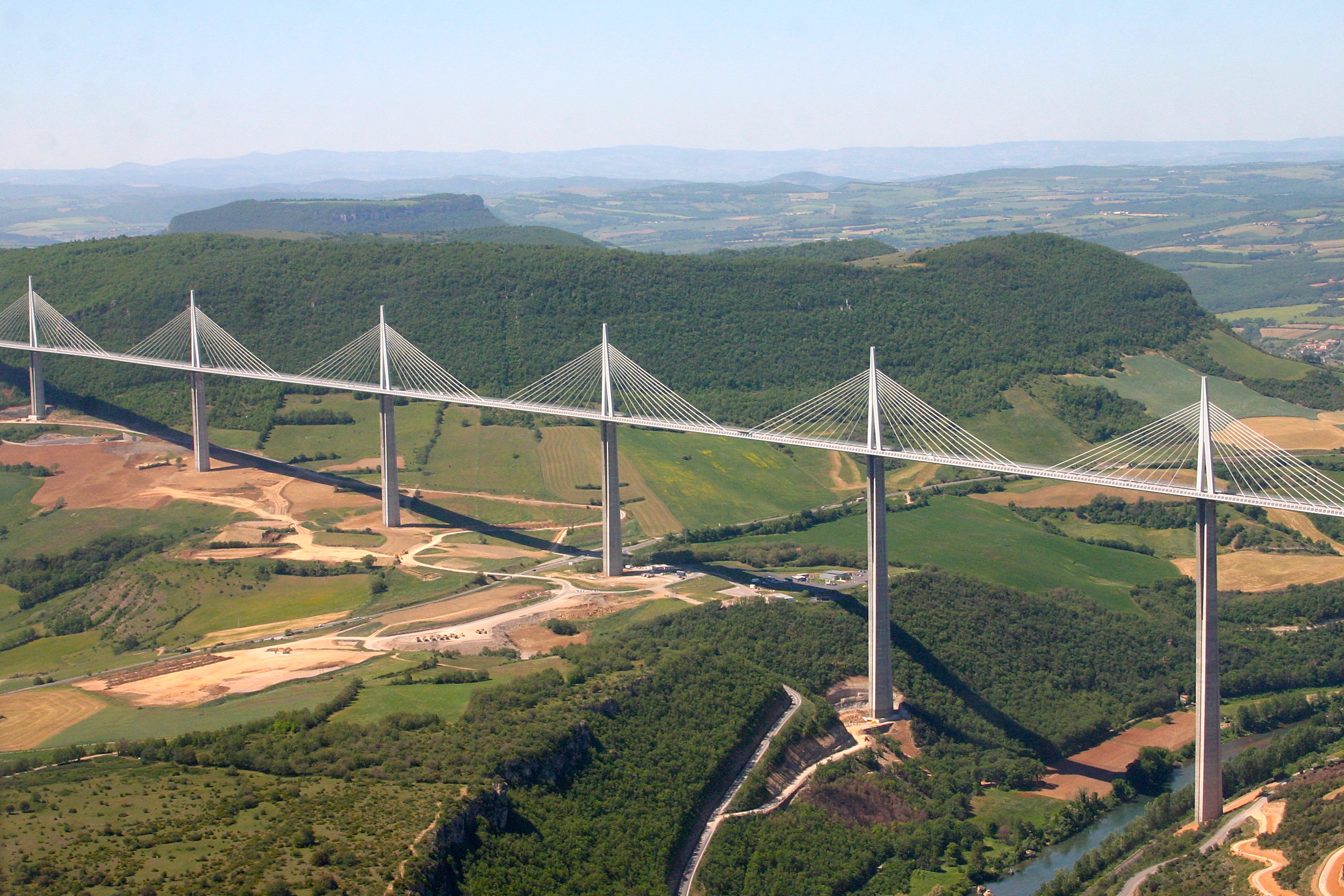 700-viaduc-de-millau-france.jpg