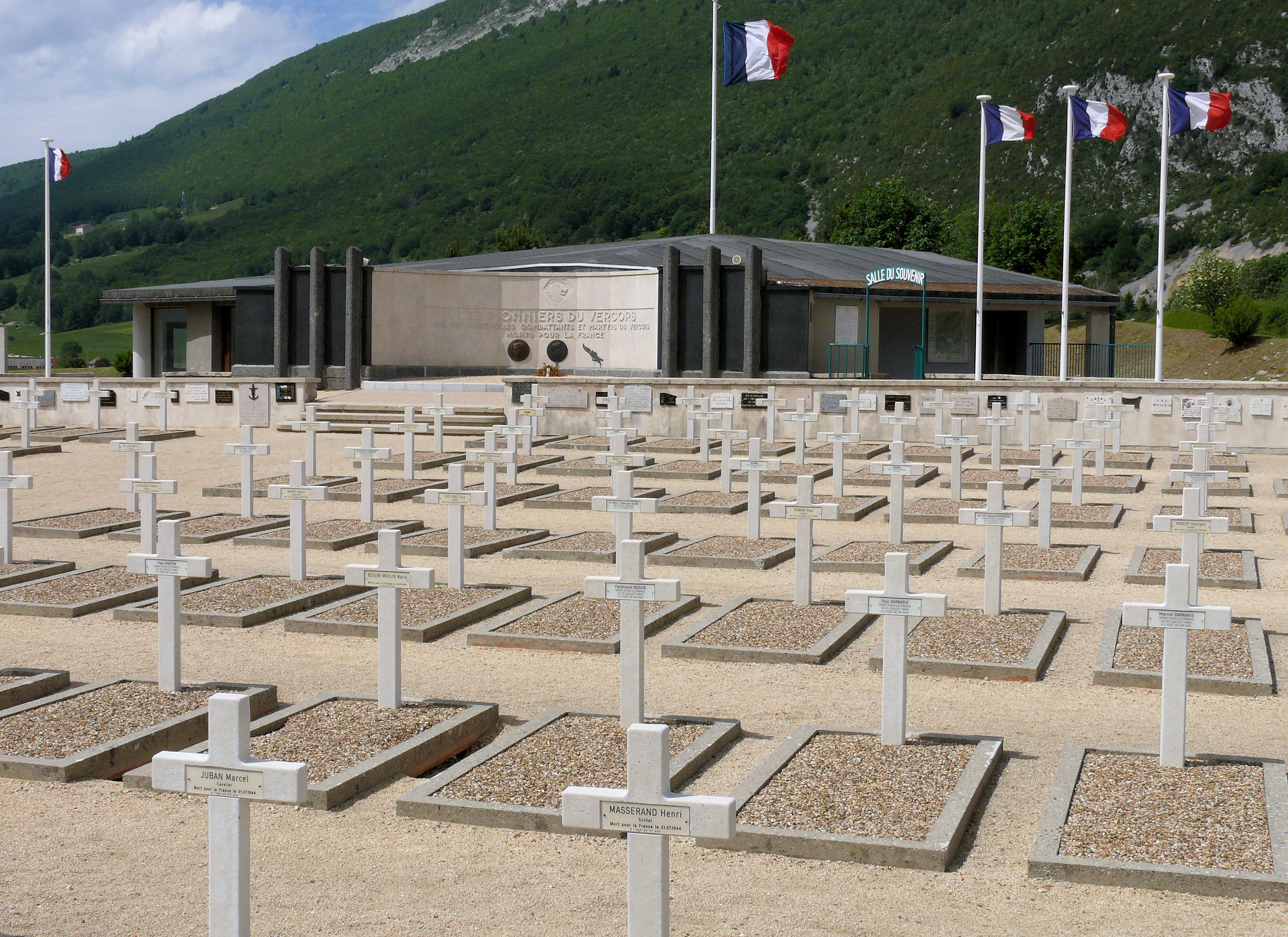 768-vassieux-en-vercors_necropole_.jpg