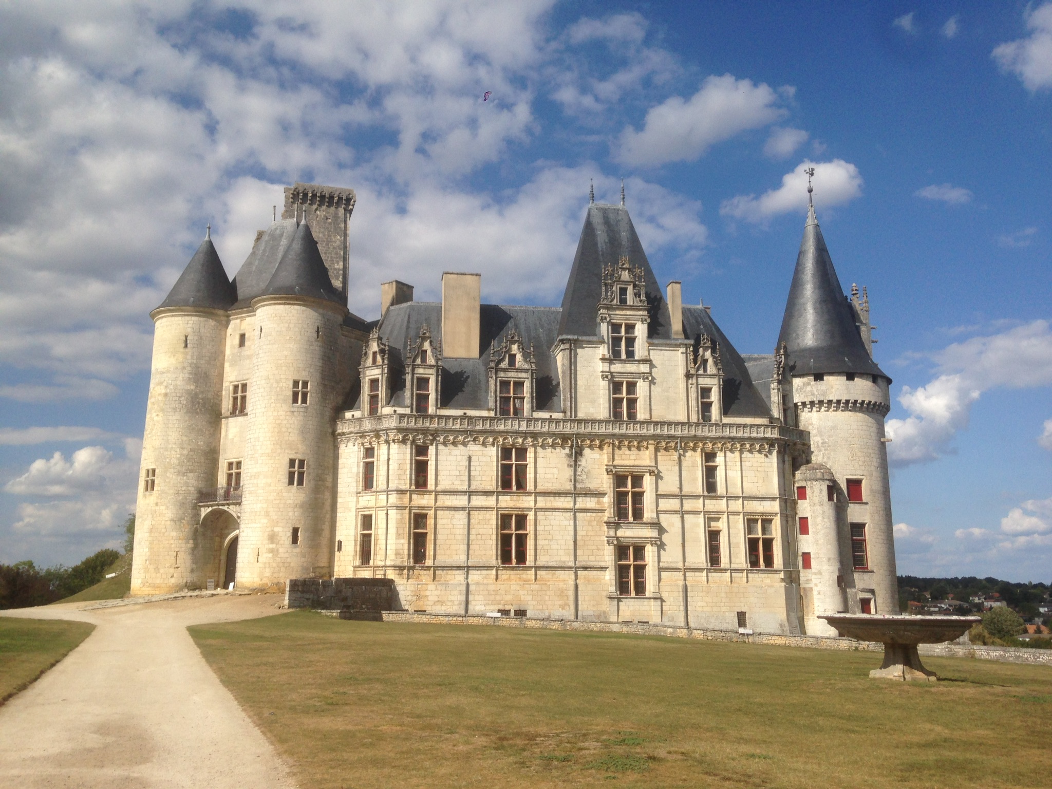 1064-chateau_de_la_rochefoucauld-charente.jpg