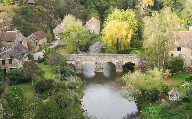 1090-saint-ceneri-le-gerei-plus-beaux-villages-de-france-orme.jpg