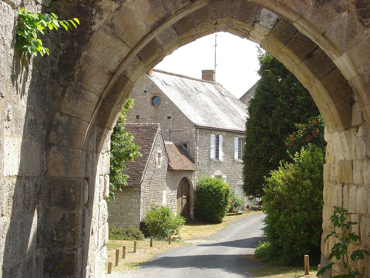 1130-yevre-le-chatel-plus-beaux-villages-de-france-loiret.jpg