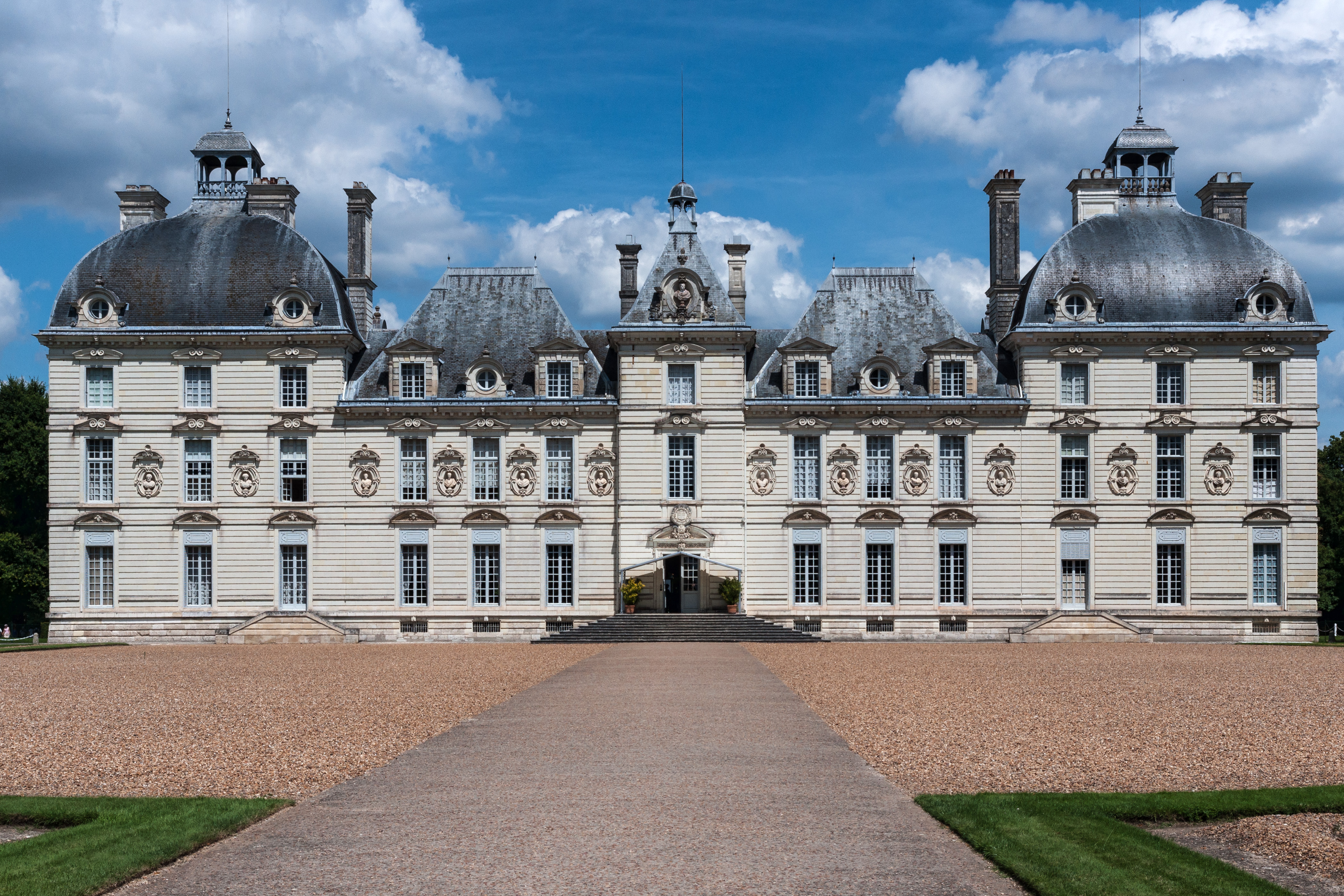 1269-cheverny-chateau-vuefrontale.jpg