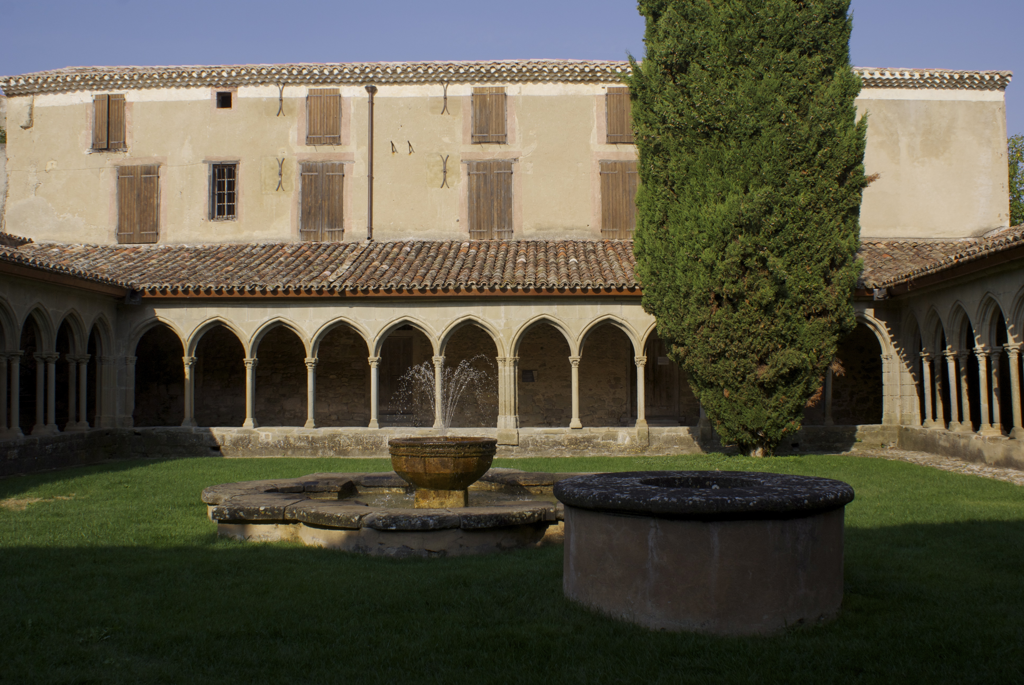 1567-abbaye-saint-hilaire-aude.jpg