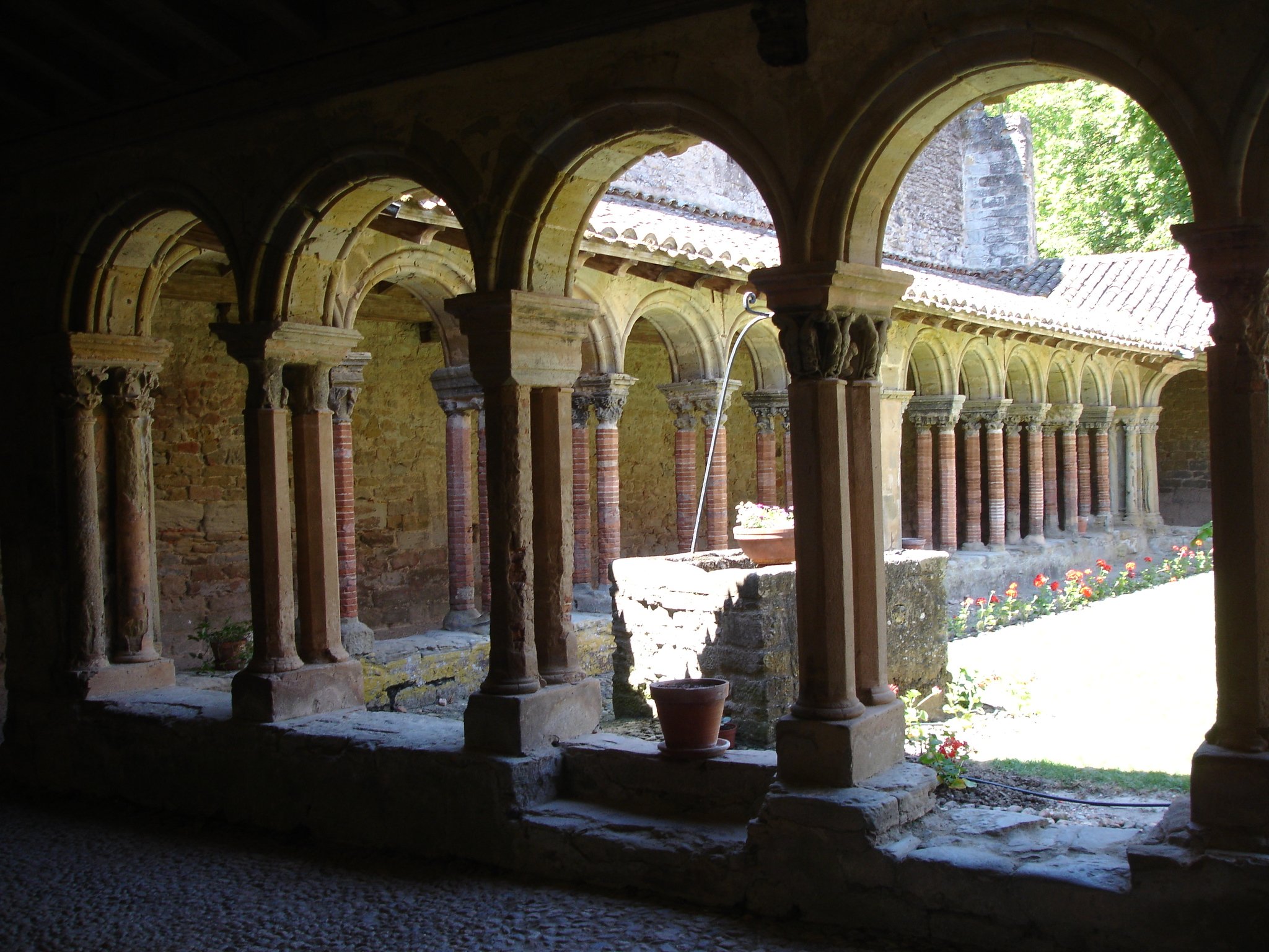 1570-abbaye-saint-papoule-cloitre-aude.jpg
