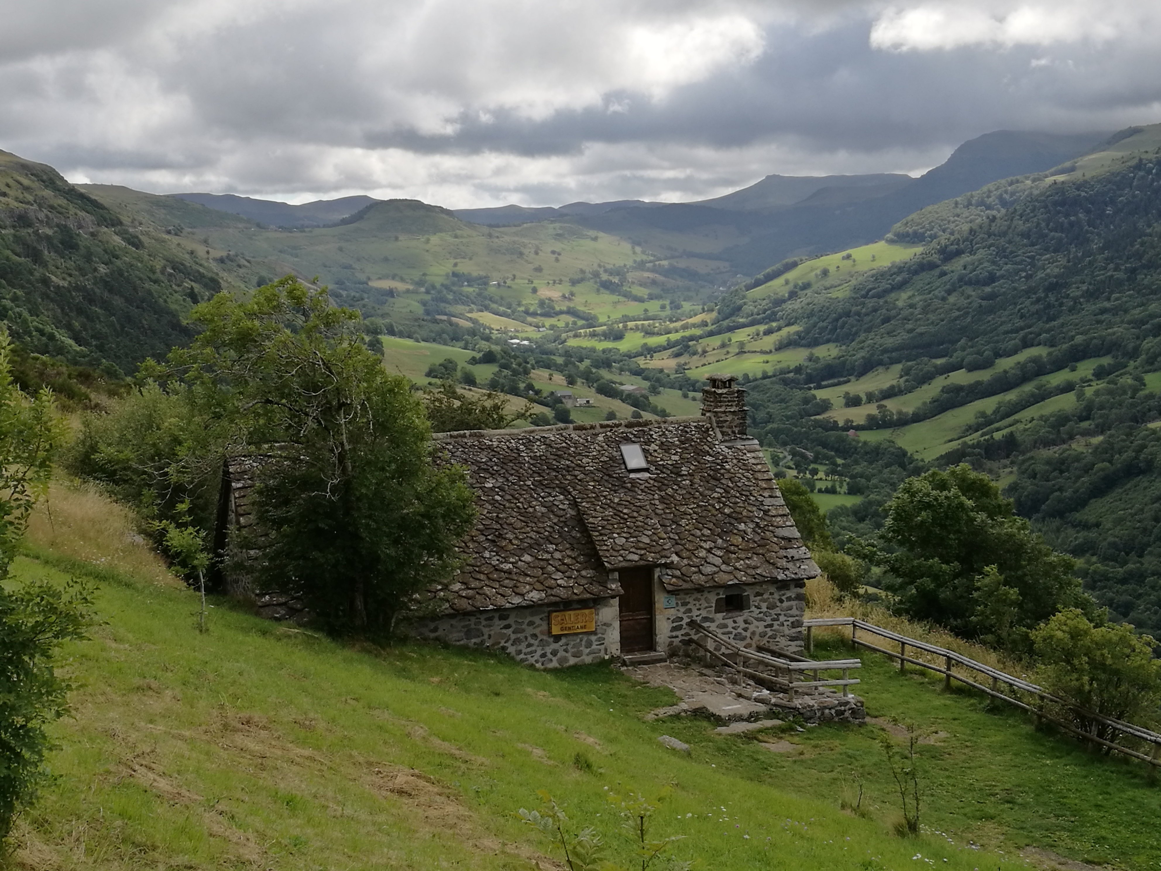 1738-les-burons-de-salers-cantal.jpg