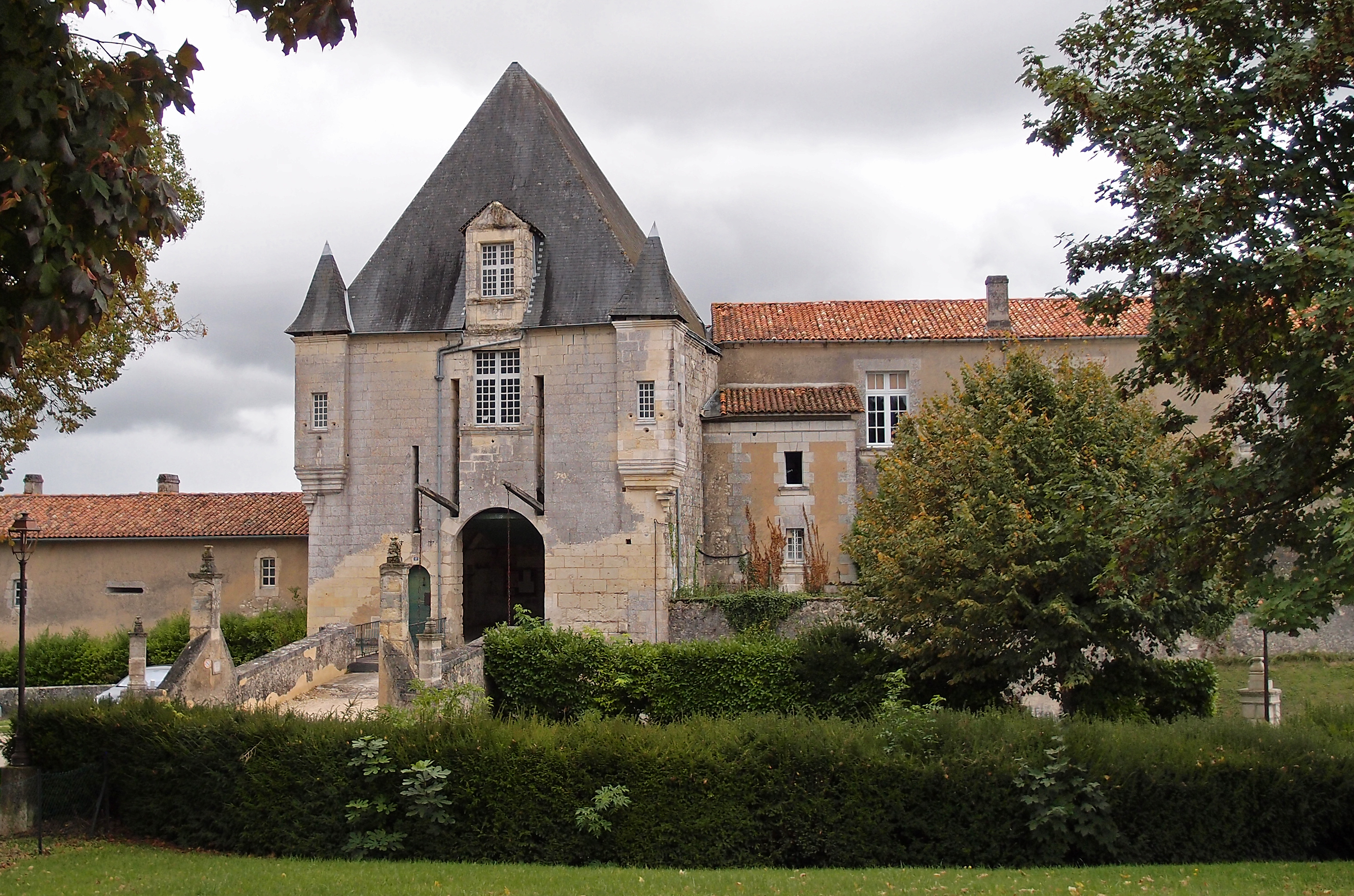 1812-chateau_de_chalais.jpg