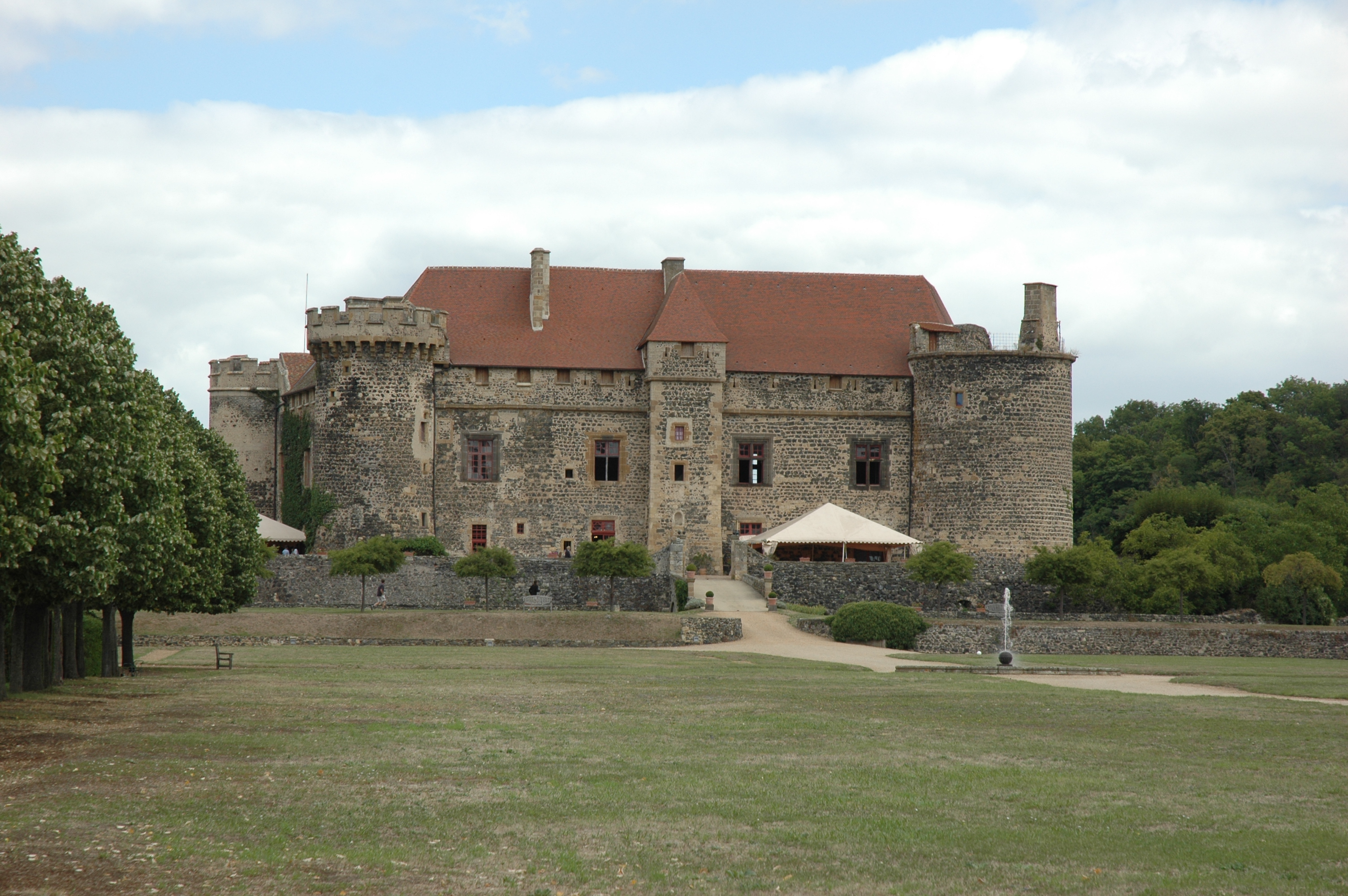 1907-63_auvergne_rhone_alpes_saint_saturnin_chateau.jpg