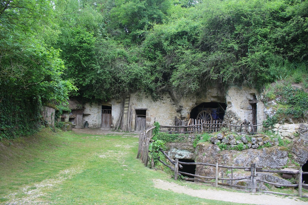 1927-vallee-troglodytique-des-goupillieres-azay-le-rideau-indre-et-loire-centre-val-de-loire.jpg