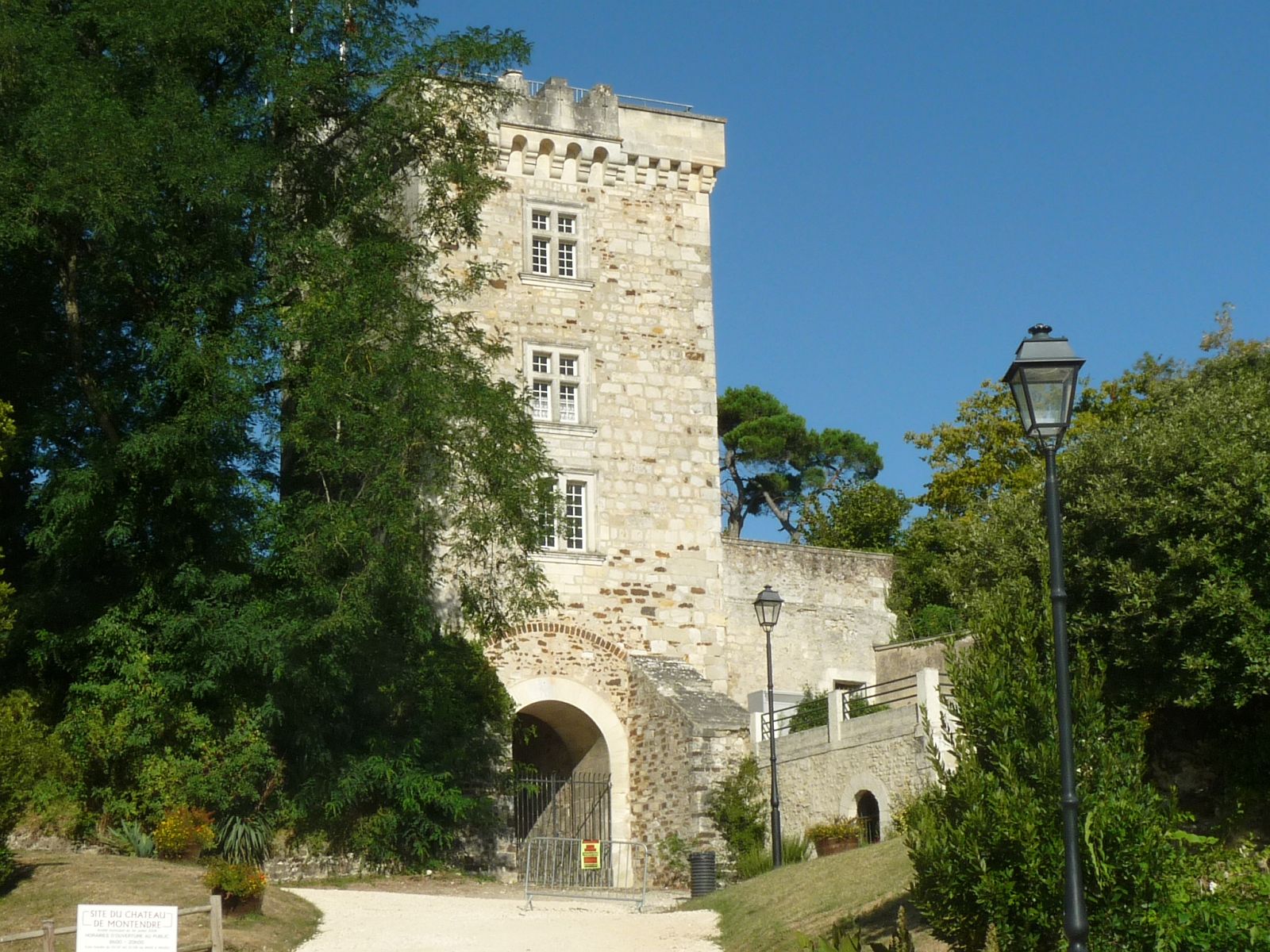 1955-chateau-de-montendre-charente-maritime.jpg