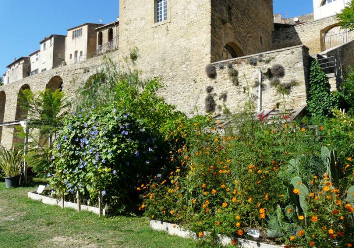 2063-jardin-du-chateau-de-lauris-vaucluse.jpg