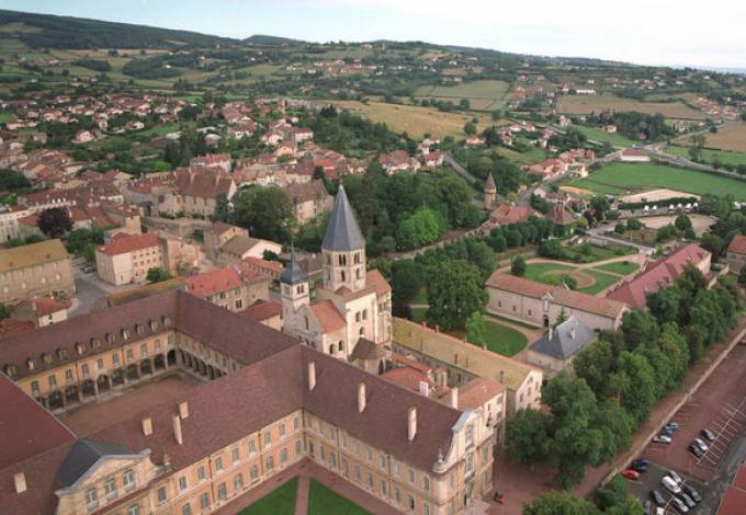 57-abbaye-de-cluny-saone-et-loire-vue-aerienne.jpg