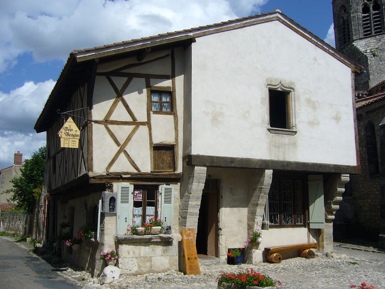 851-charroux_plus_beaux_villages_de_france_allier.jpg