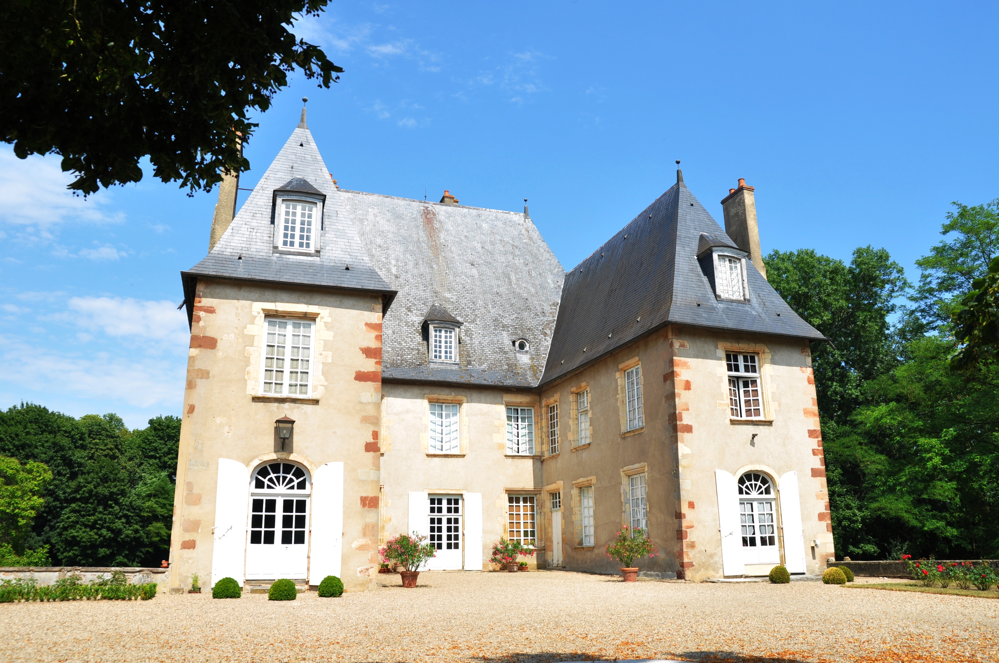 928-chateau-du-riau-allier.jpg
