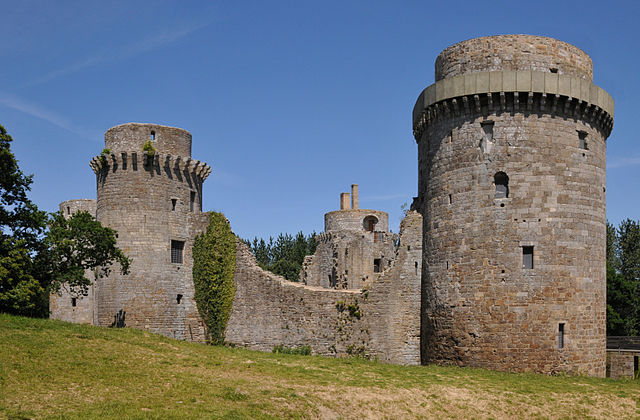 2121-chateau-de-la-hunaudaye-piedeliac-cotes-d-armor.jpg