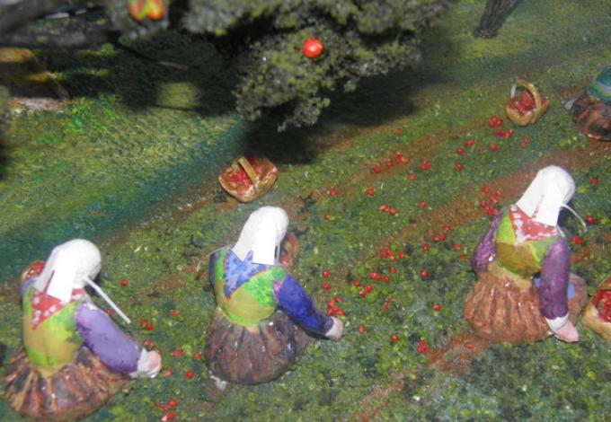 228-plougastel-musee-fraise-diorama-cueillette.jpg