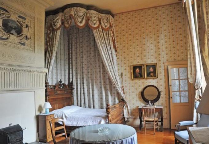 34-chateau-lanquais-chambre-louis_xvi-02.jpg