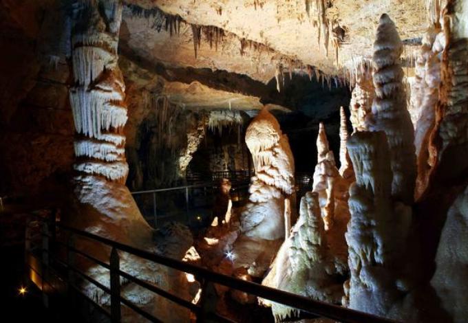 41-grottes-de-tourtoirac-colonnes.jpg