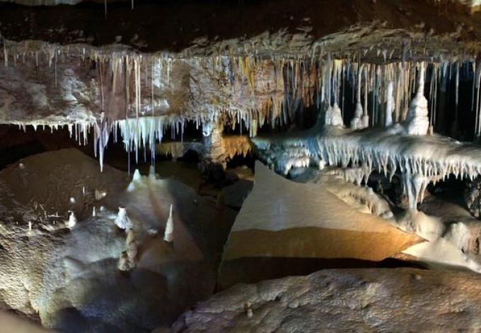 41-grottes-de-tourtoirac-coulees-calcitiques.jpg