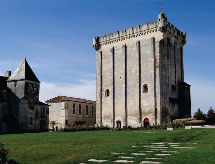 1954-donjon-de-pons-mediaval-charente-maritime.jpg