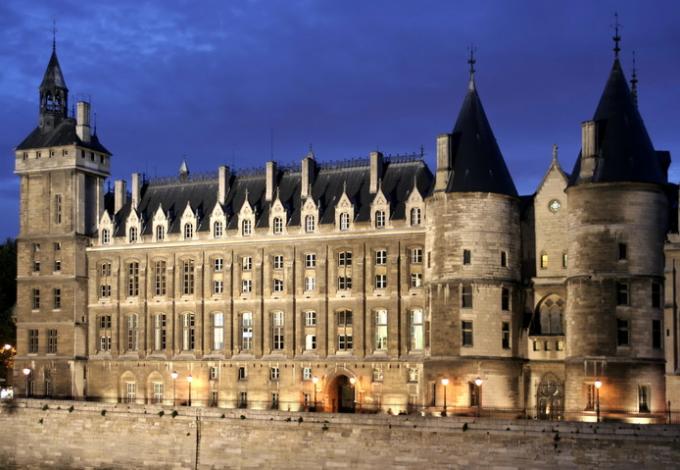 62-conciergerie-paris-vue-facade.jpg