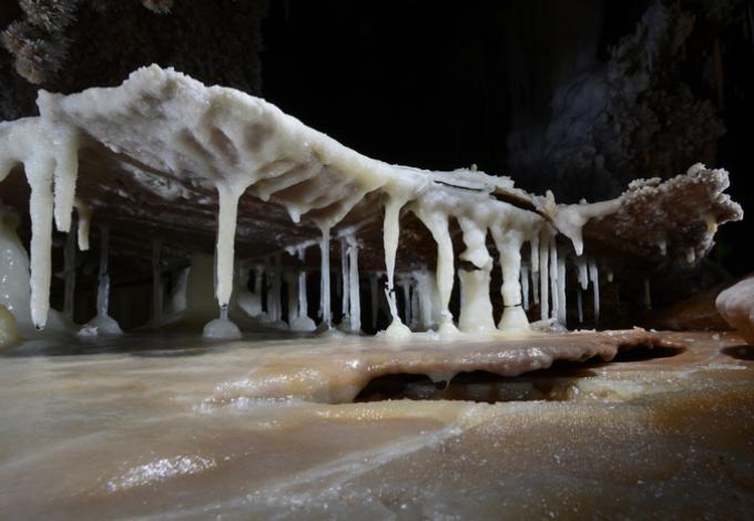 66-grotte-clamouse-plancher-de-calcite.jpg