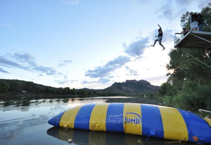 2833-waterglisse-arena-blob-jump-roquebrune-sur-argens-var.jpg